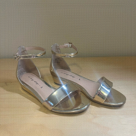 CHAMPAGNE Wedges - Picture 1 of 7